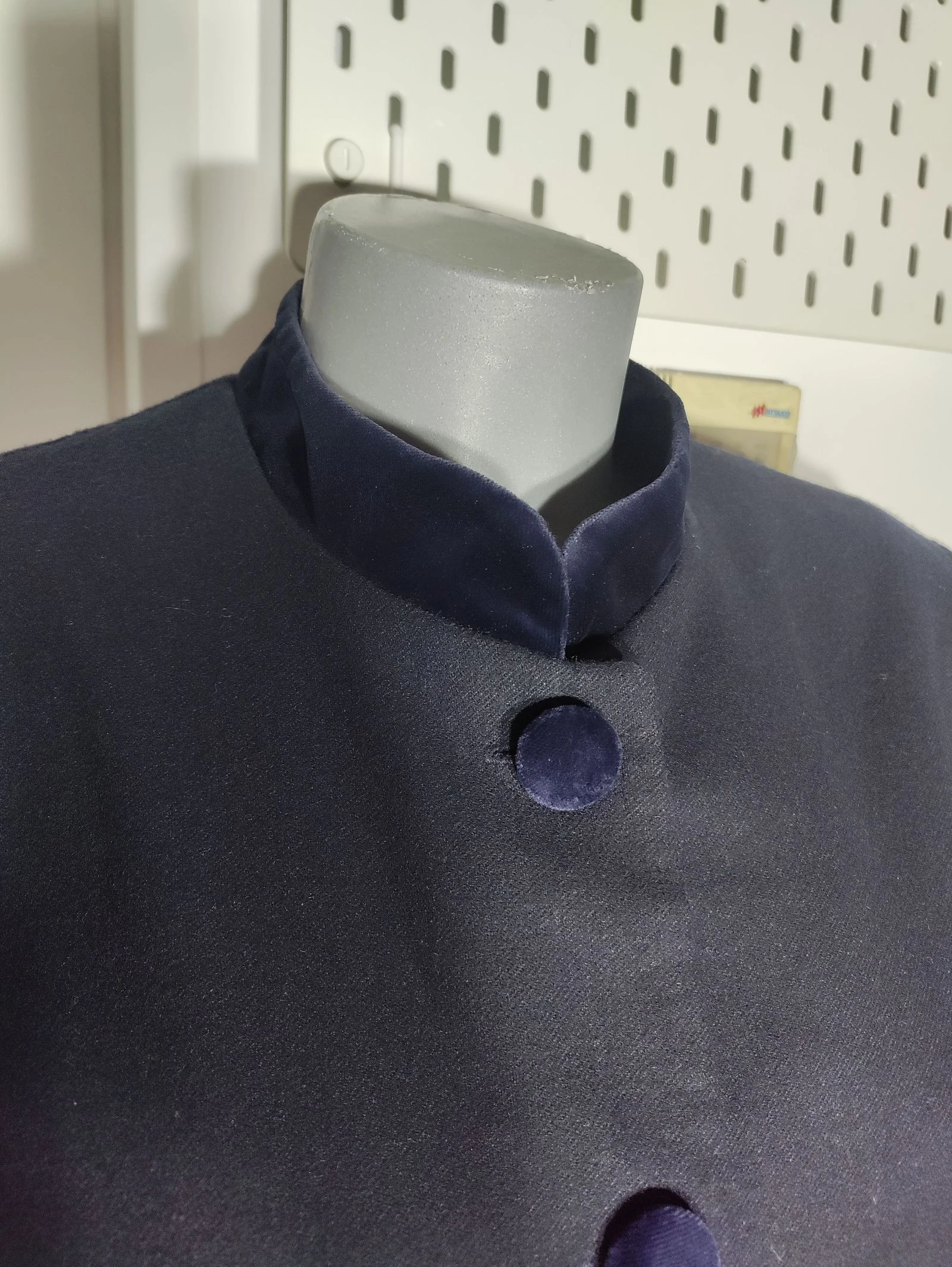 Traje vintage Greta Madrid azul marino/negro con cuello y botones de terciopelo • Talla 44 – photo 2